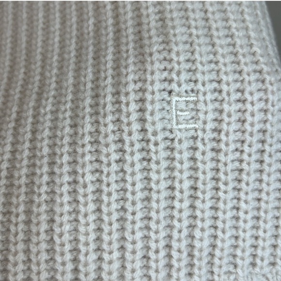 Everlane Women's Cream V-Neck Sweater - Picture 8 of 11